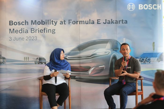Bernard Simanjuntak, Director of Bosch Original Equipment Bosch Indonesia (kanan) saat menggelar konferensi pers di AGI Jakarta International E-Prix Circuit (JIEC)