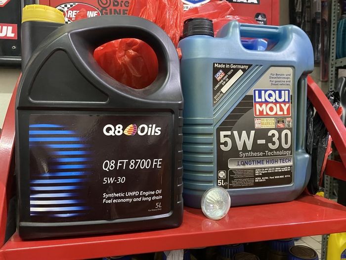 Kemasan oli mesin SAE 5W-30 juga ada yang tersedia dalam kemasan 5 liter.