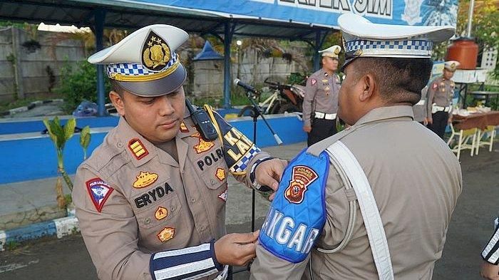Prosesi penyematan ban DAKGAR ke anggota Polisi yang berwenang beri tilang manual di Polres Sukabumi
