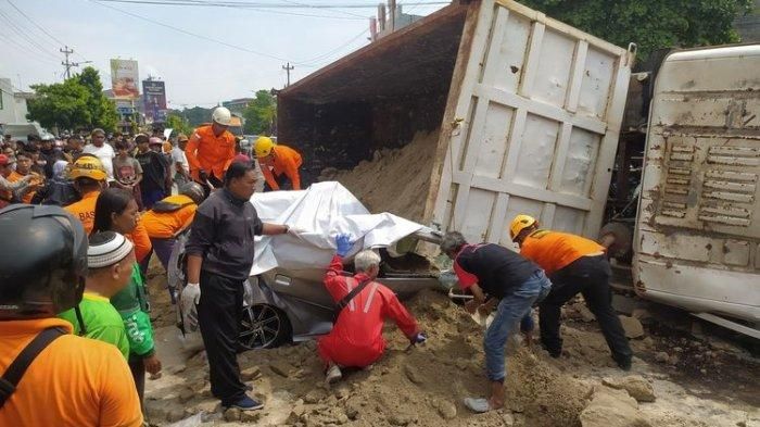 Evakuasi korban di dalam Toyota Agya yang tertimpa dump truck di Ngaliyan, kota Semarang