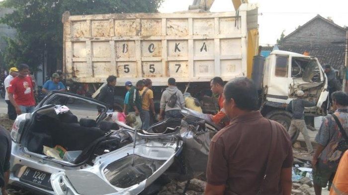 Toyota Agya berisi ibu dan tiga anak gepeng ditimpa dump truck di Ngaliyan, kota Semarang
