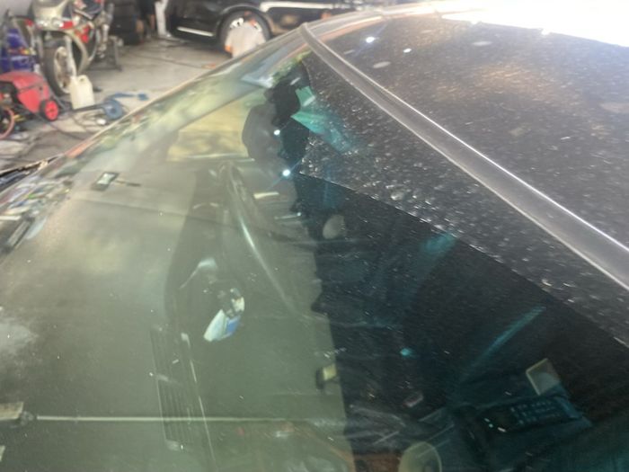 Flek kotoran akibat air hujan pada kaca mobil terjadi karena tidak tersapu oleh wiper dan dibiarkan mengering.