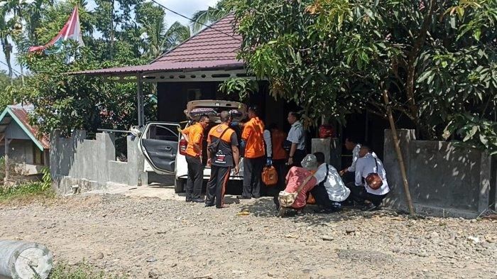 Tim Inafis Polda Bengkulu olah TKP di rumah Bacaleg PKB Bengkul Tengah, Sujiyanto yang jadi sasaran teror bom molotov