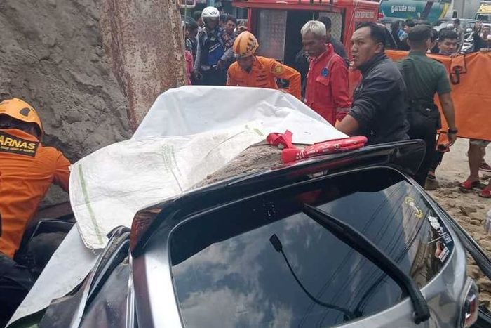 Evakuasi korban di dalam kabin Toyota Agya tertimpa dump truck pasir di Ngaliyan, kota Semarang