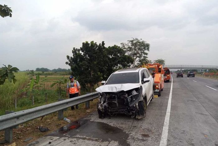 Kondisi Toyota Kijang Innova Zenix Hybrid yang ditumpangi penyanyi dangdut Difarina Indra usai kecelakaan di tol Jombang-Mojokerto