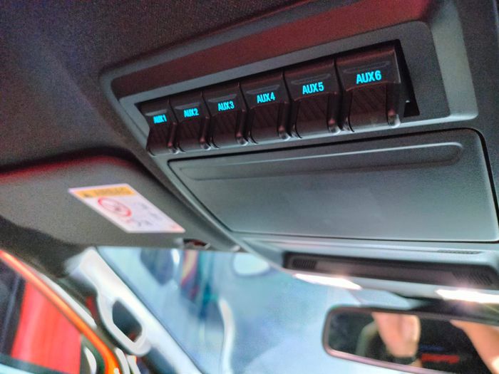 Pada Ranger Raptor terdapat 6 buah auxiliary switch untuk perangkat elektrik tambahan kebutuhan offroad