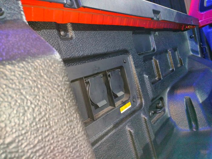 Di dalam bak Ranger Raptor terdapat colokan listrik dengan daya 400 watt