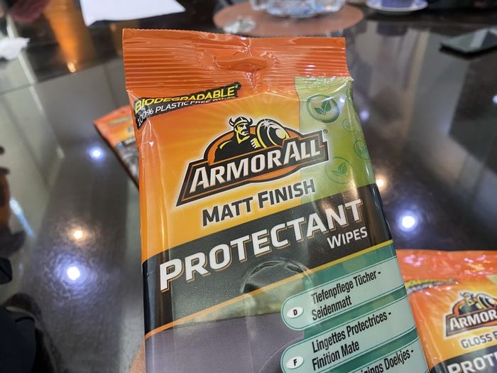 Tisu pembersih dashboard mobil ArmorAll Protectant Wipes bisa melindungi dashboard mobil dari retak