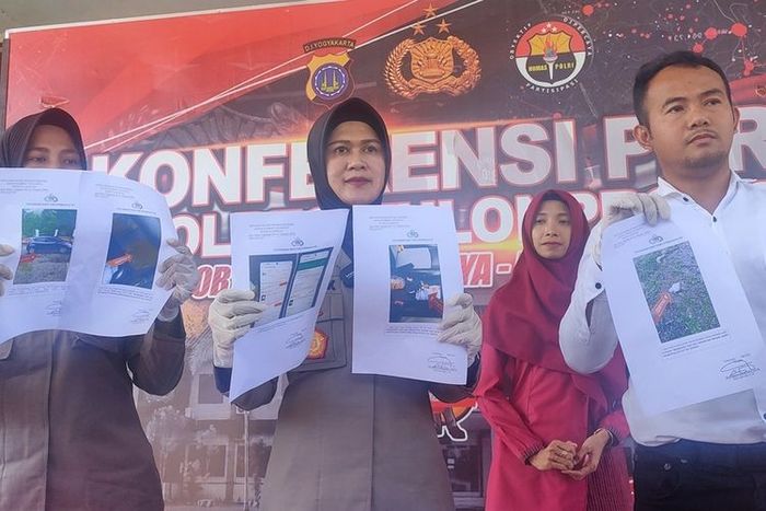 Beberapa barang bukti kematian wanita di dalam kabin Ford Fiesta di padukuhan Pantog Wetan, Banjarharjo, Kapanewon Kalibawang, Kulon Progo