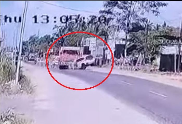 Rekaman CCTV saat Daihatsu Terios menukik usai menghantam keras truk muatan semen di Kedu, Temanggung