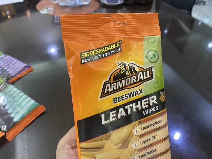 Tisu pembersih jok kulit  ArmorAll BeesWax Leather Wipes seharga Rp 35 ribu