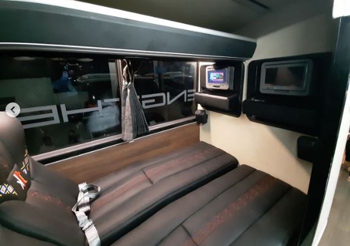 sleeper seat model double bed yang ada di dek atas bus double decker PO Kencana.