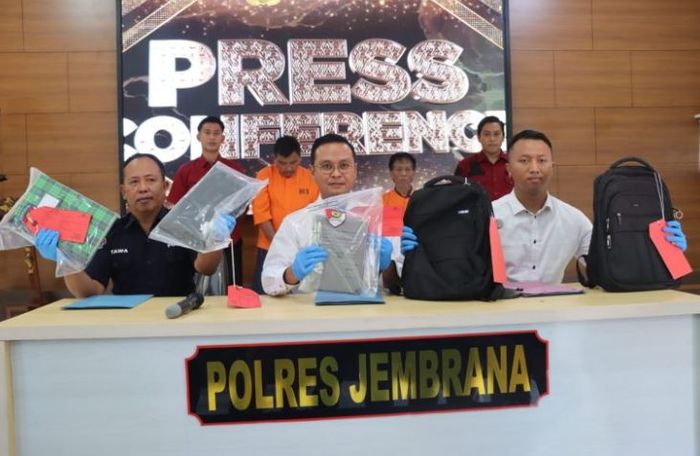 konferensi pers kasus pencurian laptop dan iPad di bus PO Bali Perdana rute Surabaya-Denpasar, Selasa (13/6/2023).