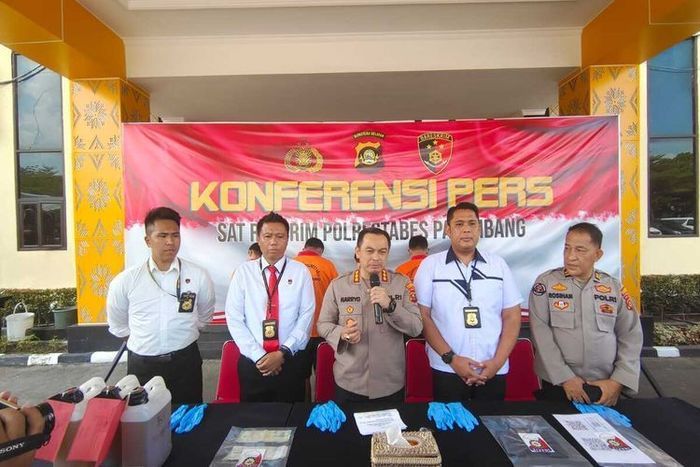 Polrestabes Palembang melakukan gelar perkara terkait ungkap kasus solar oplosan yang melibatkan seorang oknum operator SPBU, Selasa (13/6/2023).