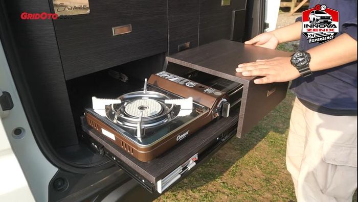 Ada juga kompor yang dibuat merekat di alas box supaya tidak goyang