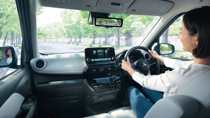 detail dasbor Mitsubishi eK X EV.