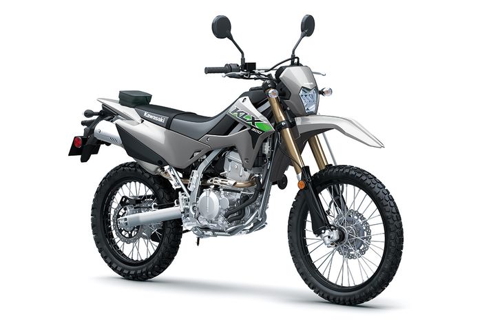 Warna lain ada Battle Gray yang bikin Kawasaki KLX 300 jadi keliatan kalem