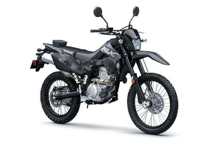 Pilihan warna matte Cypher Camo Gray di Kawasaki KLX 300 ini keren banget!