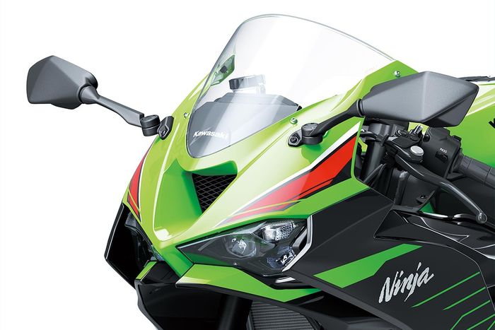 Desain baru pada headlamp, lubang ram air, sein dan windshield Kawasaki Ninja ZX-6R terlihat makin agresif