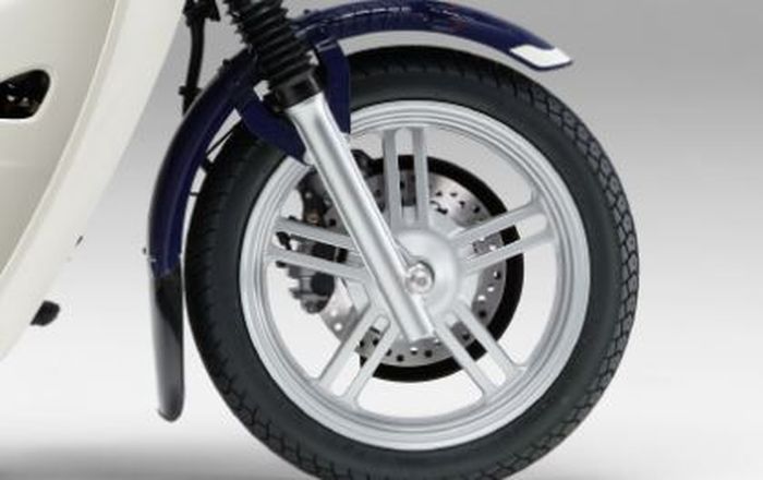 rem depannya menggunakan cakram dengan teknologi ABS.