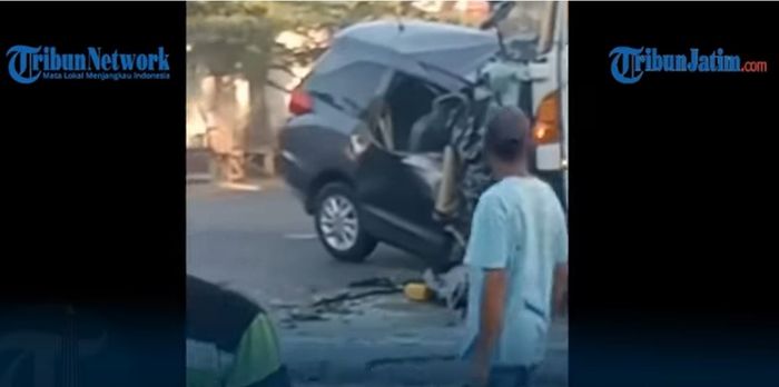 Adu banteng Honda Mobilio dan truck wing box di Paiton, Probolinggo