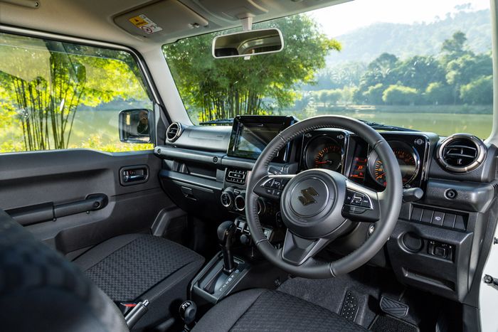 Interior Suzuki Jimny Rhino Edition masih sama seperti Jimny reguler di Malaysia.
