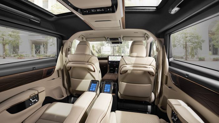Interior Toyota Alphard terbaru makin mewah dan dilengkapi banyak fitur yang memanjakan penumpang belakang.