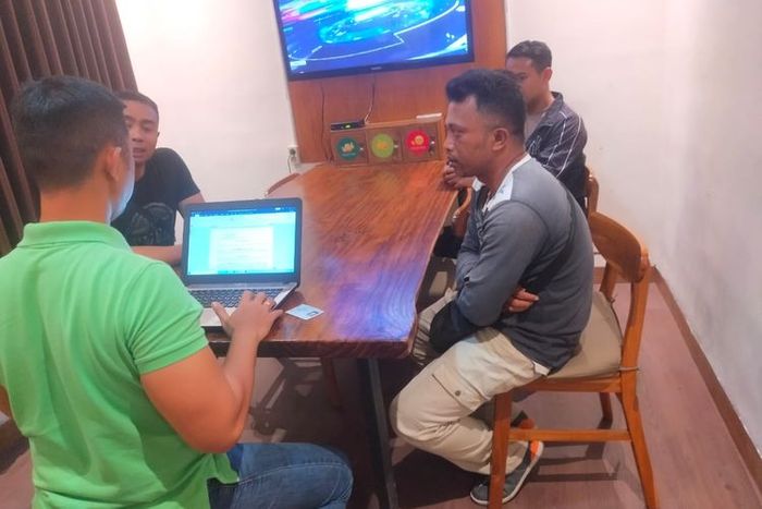Kadek EP (41) bercelanang panjang diaman Reskrim Polsek Kuta Utara usai aksinya viral memalak penumpang taksi online Rp 150 ribu