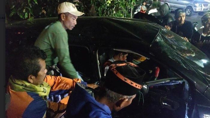 Sopir Toyota Avanza terjepit di dalam kabin usai bodi kanan dihantam truk di Perempatan Jl Brantas, Pilang, Kademangan, kota Probolinggo