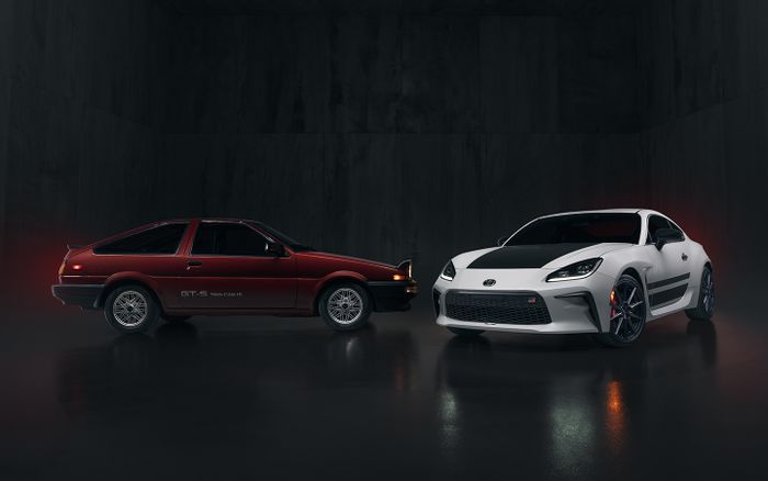 Toyota GR86 TRUENO Edition bersama Toyota AE86 Corolla GT-S yang dikenal di jepang sebagai Toyota Sprinter Trueno.