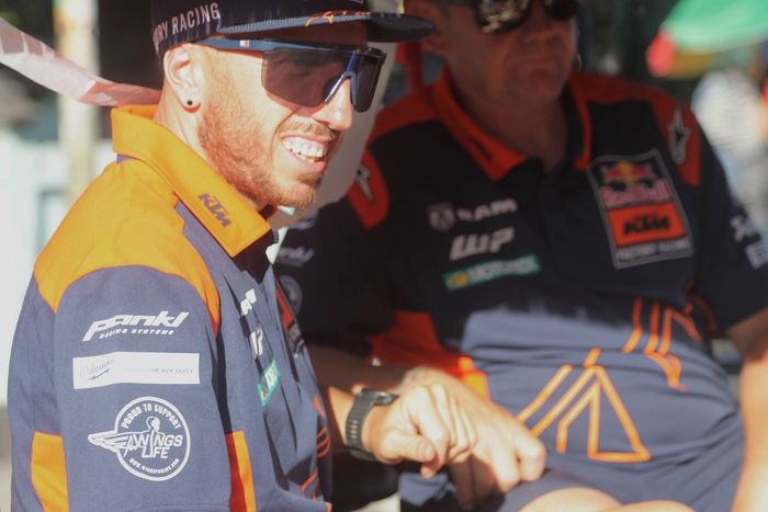 Antonio Cairoli (kiri), bos tim Red Bull KTM Factory Racing merasa senang disambut dengan meriah di MXGP Sumbawa 2023.
