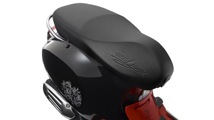 Di bagian jok Disney Mickey Mouse Edition by Vespa terdapat tanda tangan Mickey Mouse