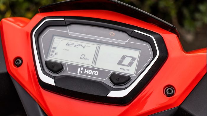 panel instrumen digital Hero Xoom.