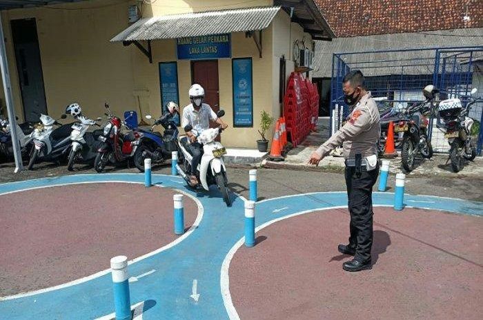 Foto ilustrasi tes praktek. Ada pelatihan ujian SIM zig-zag dan angka 8 gratis sampai bisa, simak jadwalnya.