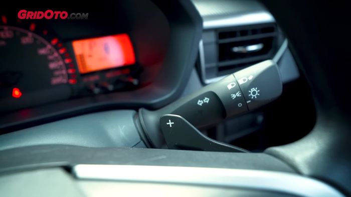 Salah satu fitur Toyota Agya yang tidak ada di rivalnya adalah paddle shift.