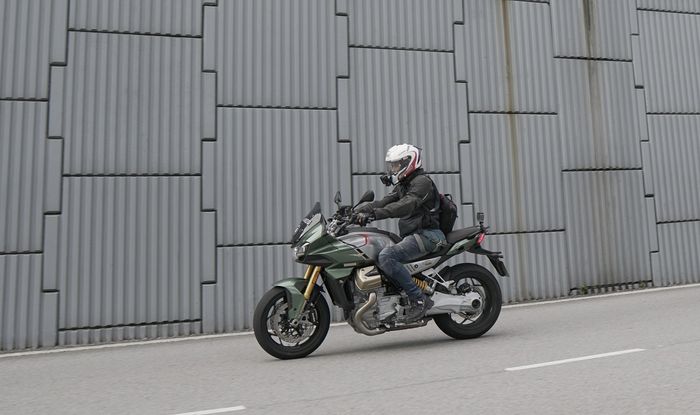 Kembali ke Kuala Lumpur, kaki mulai terasa panas dari paparan mesin Moto Guzzi V100 Mandello