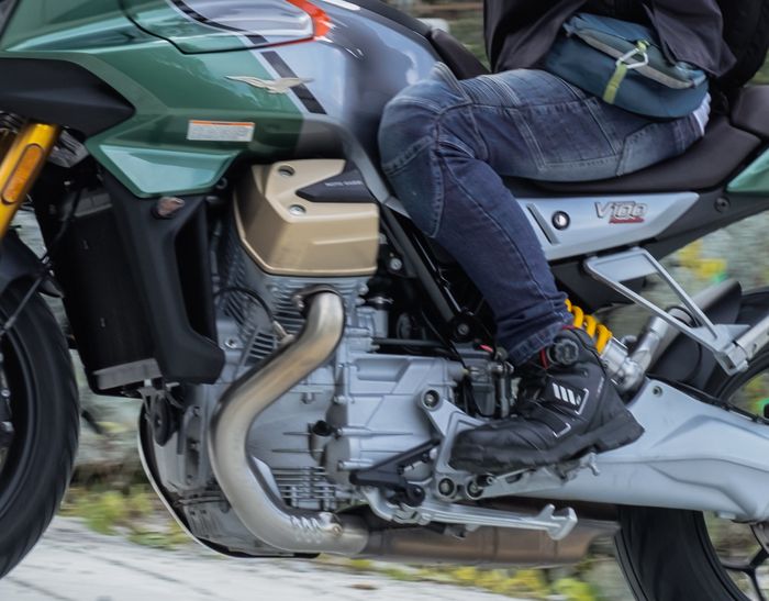 Lutut bisa lebih merapat ke motor karena perubahan kepala silinder di mesin Moto Guzzi V100 Mondello