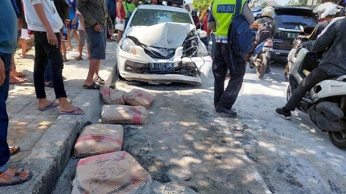 Ruang mesin Honda Brio ringsek, muatan semen dari pikap berhamburan usai terlibat kecelakaan di Jl Juanda, kota Depok