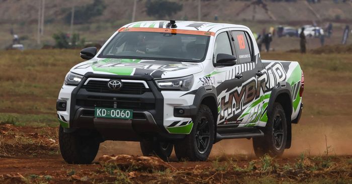 Toyota Hilux mild hybrid saat demonstrasi di Safari Rally.