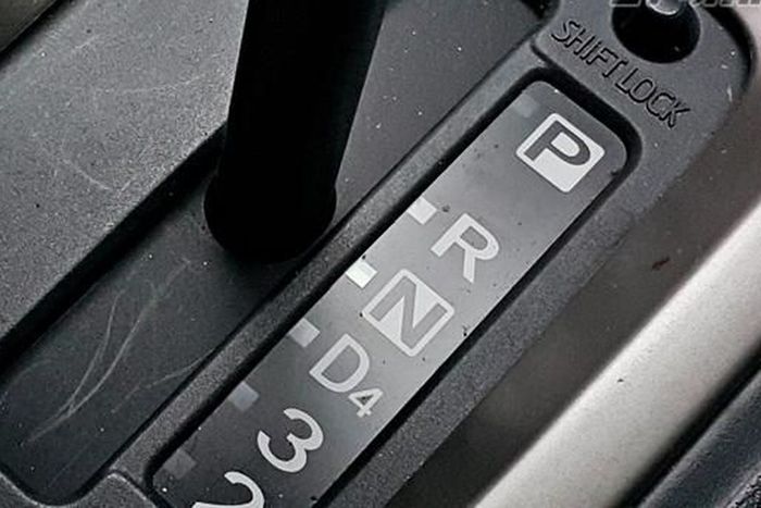 Posisi tuas transmisi matik mobil di N.