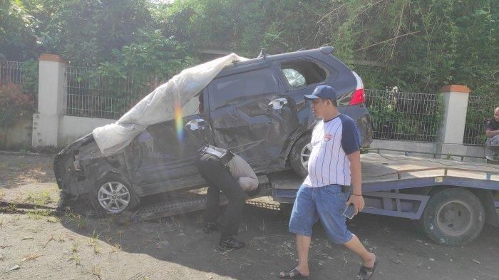 Toyota Avanza nopol BB 1238 QA yang sempat disembunyikan usai tabrak dua pria hingga tewas tertelungkup di selokan Jl AH Nasution, kota Medan