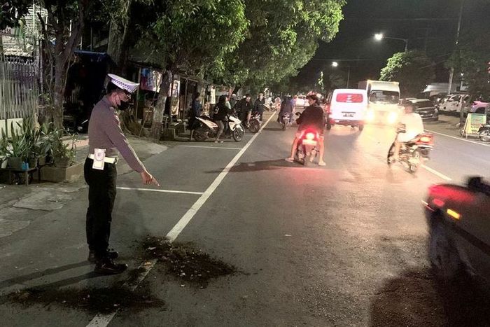 Polisi menunjukkan lokasi kecelakaan di Jalan Tanjung, Kota Blitar yang dipicu oleh aksi balap liar, Minggu (2/7/2023) dini hari.
