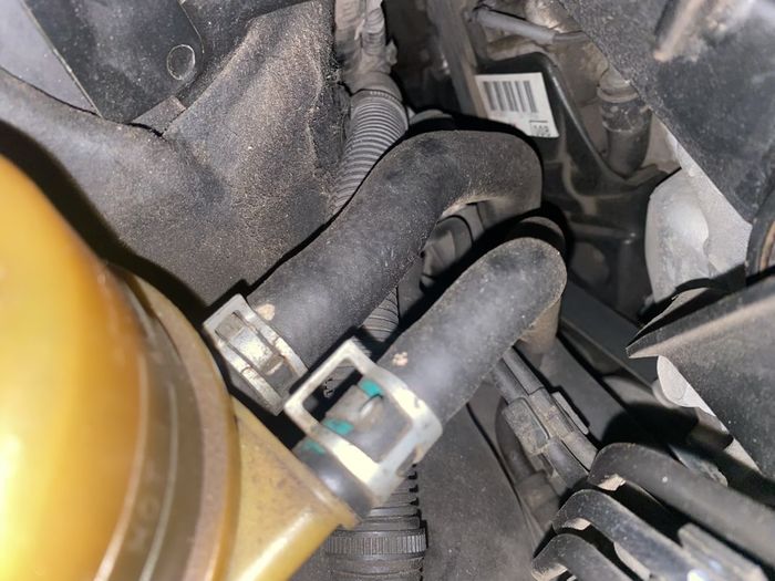 Slang high pressure power steering bocor, bisa muncrat olinya ketika setir berbelok