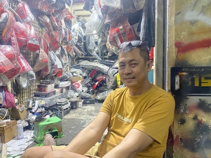 Kang Uus, punggawa Rifal Variasi, spesialis servis lampu mobil di Mal Blok M, lantai basement blok D no.9