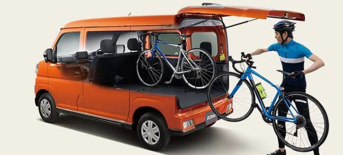 kursi belakang bisa dilipat rata sehingga menambah kepraktisan.