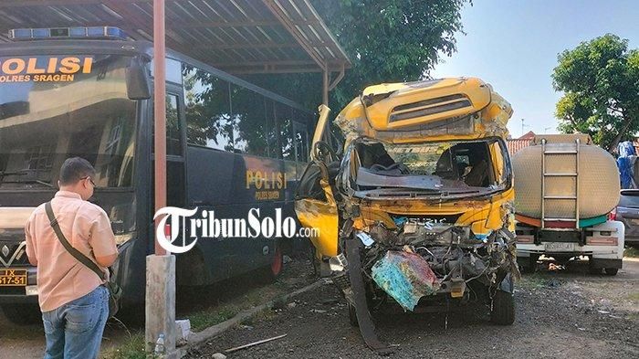 Kondisi Isuzu Elf berisi penumpang 11 kepala Madrasah Ibtidaiyah (MI) hancur lebur usai tabrak truk tronton