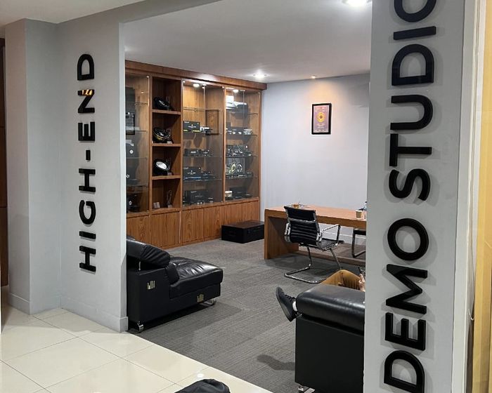 Jendral Audiowork menampilkan display beragam perangkat audio mobil.