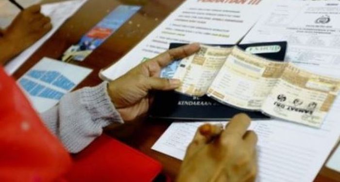 Ilustrasi membayar pajak kendaraan