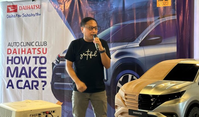 Mark Widjaja, Idustrial Design Division Head ADM menjelaskan proses pembuatan kekomunitas 