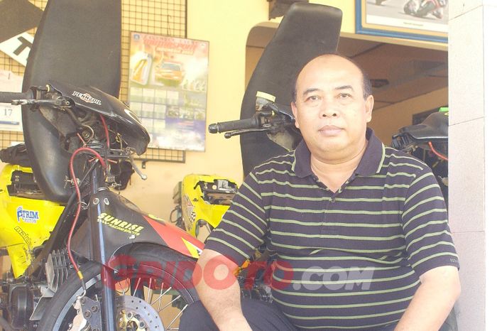 Sudirman Bawarie berpose di depan armada motor balap road race miliknya.